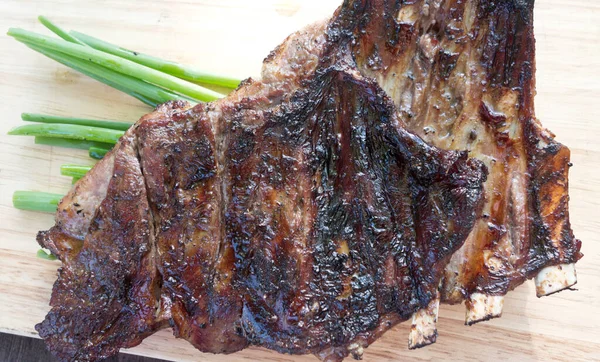 Costillas Parrilla Con Cebolla Verde Sobre Tabla Madera —  Fotos de Stock