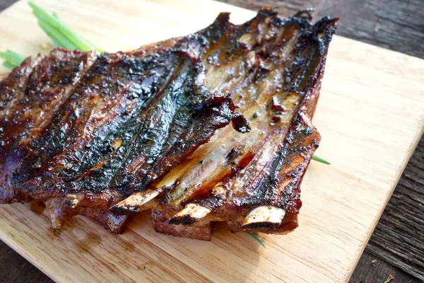 Costillas Parrilla Una Tabla Madera — Foto de Stock