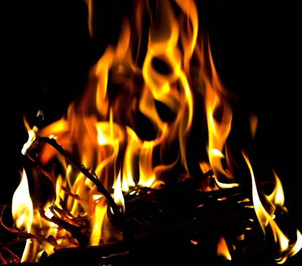 Siyah Arkaplanda Şenlik Ateşi — Stok fotoğraf