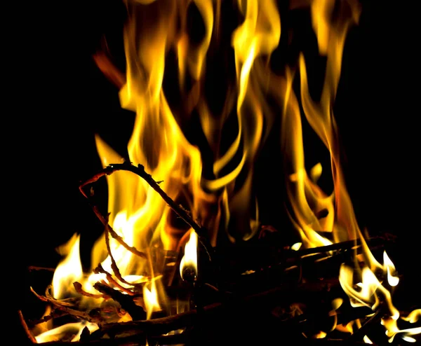 Siyah Arkaplanda Şenlik Ateşi — Stok fotoğraf