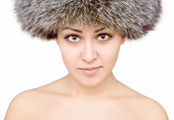 Mujer Joven Sombrero Piel Aislado Sobre Fondo Blanco — Foto de Stock