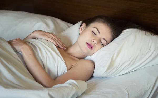 Молодая Красивая Спящая Женщина — стоковое фото