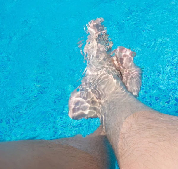 Jambes Masculines Dans Eau Piscine — Photo