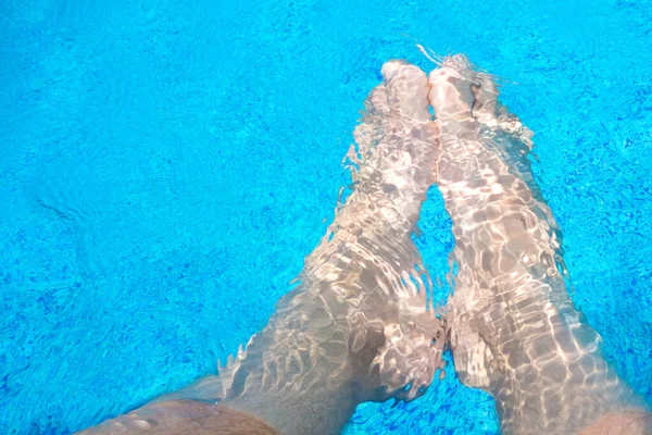プールの水の中のオスの足は — ストック写真