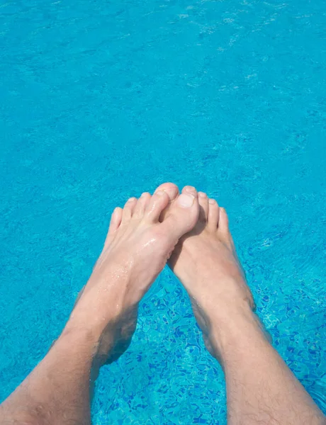 Αρσενικά Πόδια Στο Νερό Της Πισίνας — Φωτογραφία Αρχείου