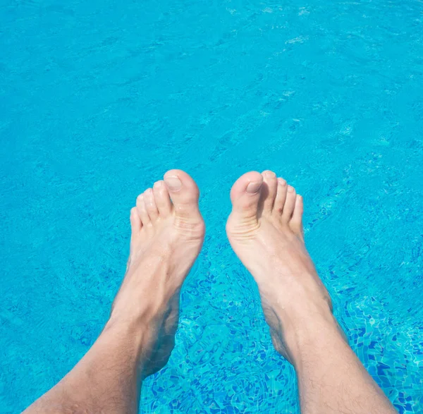 Αρσενικά Πόδια Στο Νερό Της Πισίνας — Φωτογραφία Αρχείου