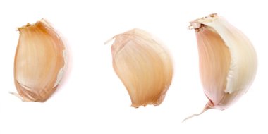 Sarımsak karanfilleri beyaza izole edilmiş