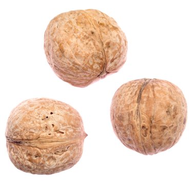 Beyaz arkaplanda izole edilmiş cevizler