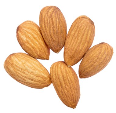 Beyaz arkaplanda izole edilmiş badem fıstıkları