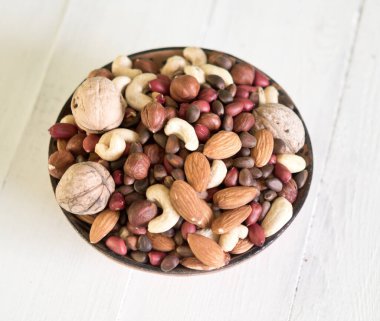 Tahta kasede çeşitli fındıklar.