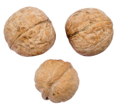 Beyaz arkaplanda izole edilmiş cevizler