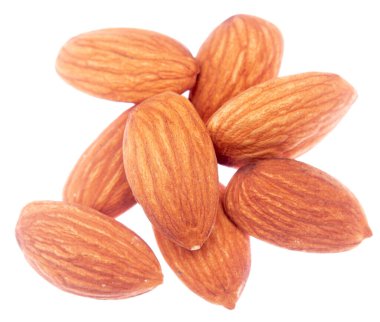 Beyaz arkaplanda izole edilmiş bademler