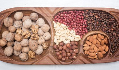 Tahta kasede fındıklar