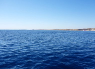 Güzel mavi deniz ve gökyüzü