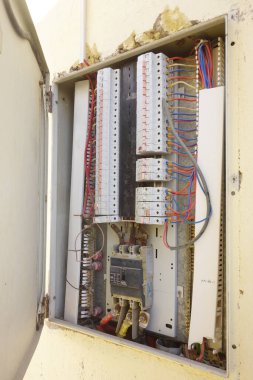 Açık bir elektrik kutusunun görüntüsü