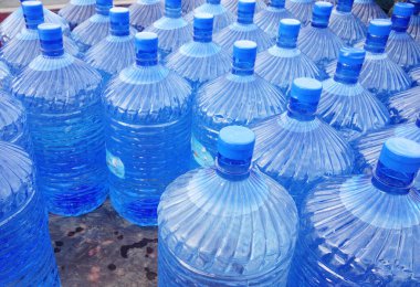 Büyük su şişelerini kapatın.