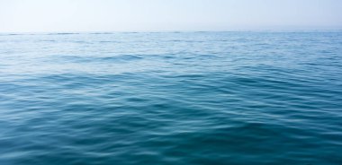 Bulanık deniz ve mavi gökyüzü