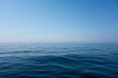 Güzel deniz ve mavi gökyüzü