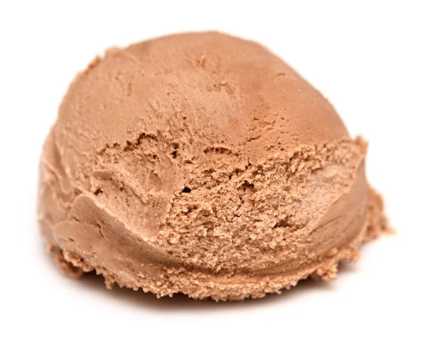 Beyaz arka planda izole edilmiş çikolatalı dondurma topu.