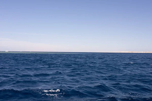 Güzel mavi deniz ve gökyüzü