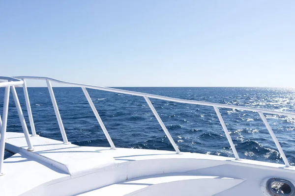 Nos Jachty Proti Modrému Moři — Stock fotografie
