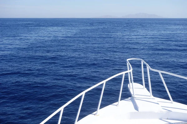 Nos Jachty Proti Modrému Moři — Stock fotografie