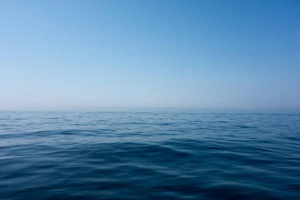 Όμορφη Θάλασσα Και Γαλάζιο Ουρανό — Φωτογραφία Αρχείου