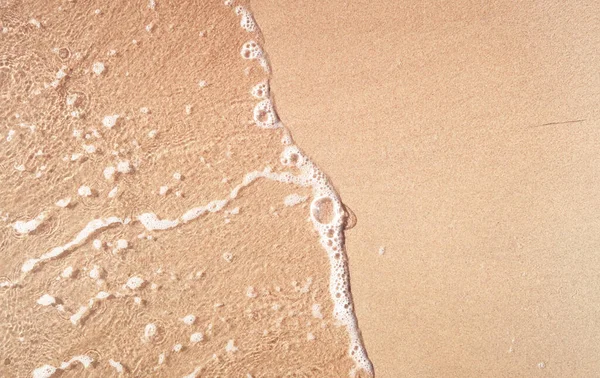 Kumlu Sahilde Şeffaf Yumuşak Dalgalar — Stok fotoğraf