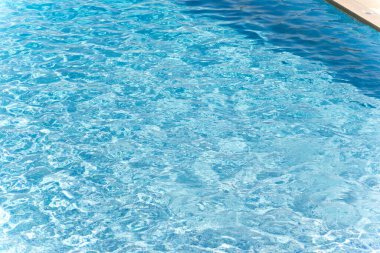 Arka plan olarak havuz suyu