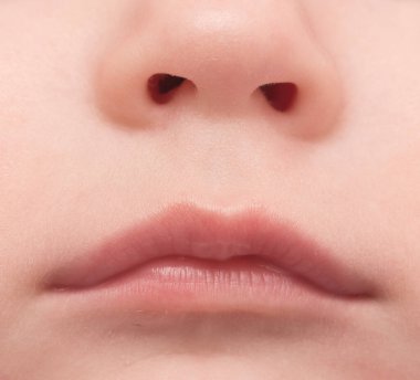 Bebek yüzünü kapat.