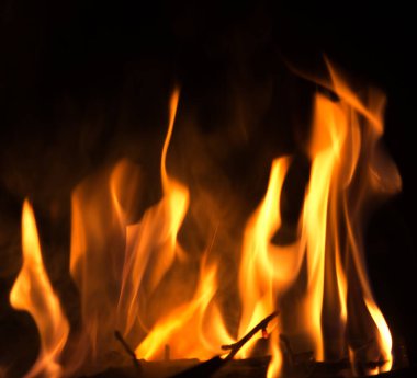 Siyah arkaplanda kıvılcımlar olan ateş alevleri