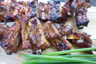 Izgara pirzola ve yeşil soğan.