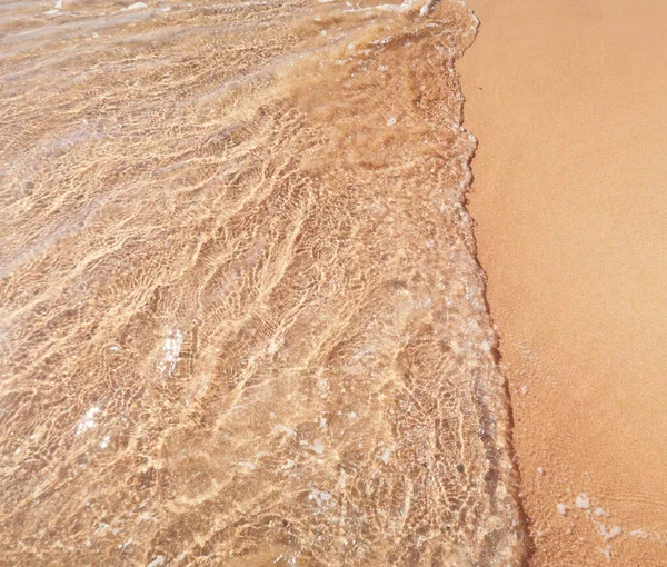 Onda Marina Sulla Spiaggia Sabbiosa — Foto Stock