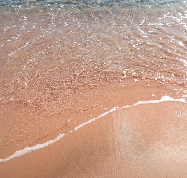 砂のビーチの波は — ストック写真