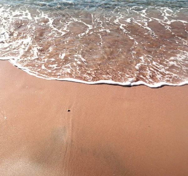 Onde Morbide Sulla Spiaggia Sabbiosa — Foto Stock