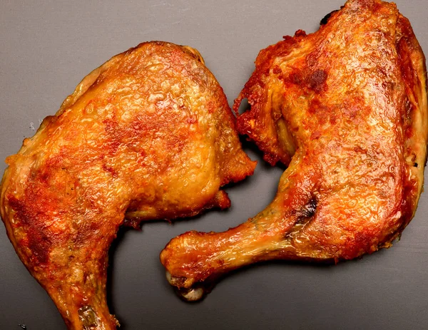 Rostade Kyckling Svart Bakgrund — Stockfoto
