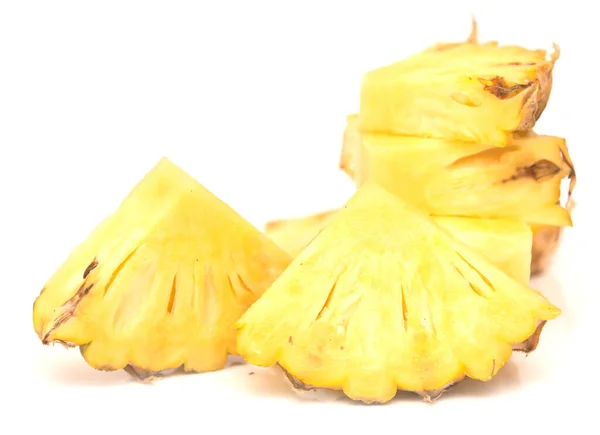 成熟的菠萝 用白色隔开 — 图库照片