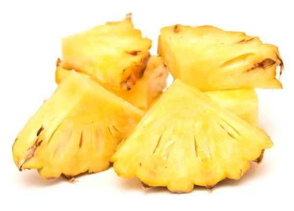 Stukjes Rijpe Ananas Geïsoleerd Witte Achtergrond — Stockfoto