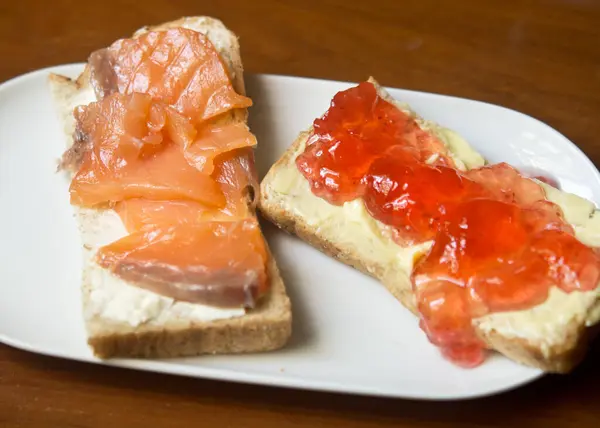 Dos Sándwiches Con Pescado Rojo Mermelada Plato —  Fotos de Stock