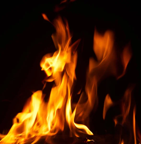 黒地に火花を散らし炎 — ストック写真