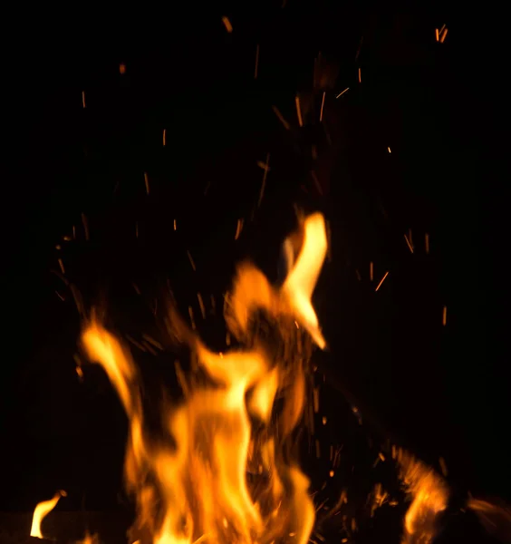 黑色背景上闪烁着火花的火焰 — 图库照片