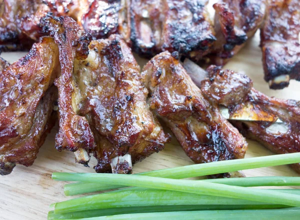 Gegrillte Rippchen Mit Grünen Zwiebeln — Stockfoto