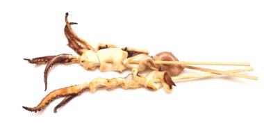 Izgara mürekkep balıkları beyaz arkaplanda izole