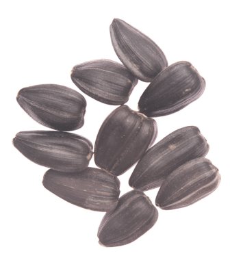 Beyaz arkaplanda izole edilmiş siyah ayçiçeği tohumları yığını