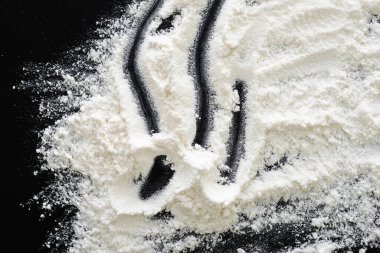 Siyah arkaplanda beyaz toz