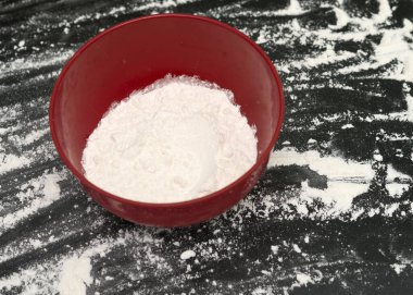 Siyah arkaplanda un var.