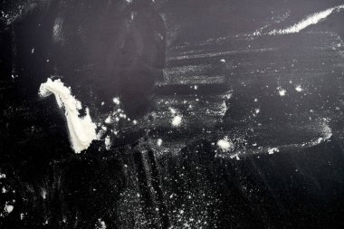 Siyah arkaplanda beyaz toz