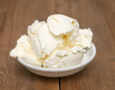 Mascarpone krem peyniri ahşap arka planda cam kasede