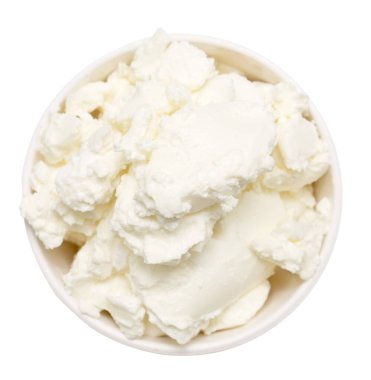 Beyaz arka planda cam kasede mascarpone krem peynir