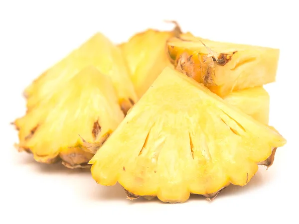 Stukjes Rijpe Ananas Geïsoleerd Witte Achtergrond — Stockfoto